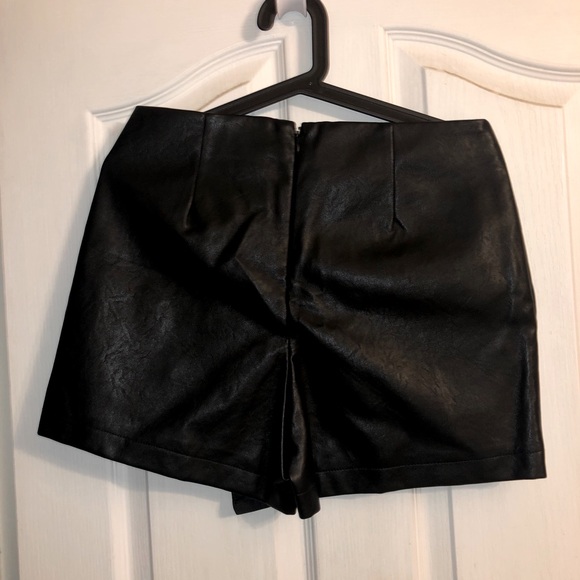 Pleather asymmetrical skort - Forever 21 - Picture 2 of 2